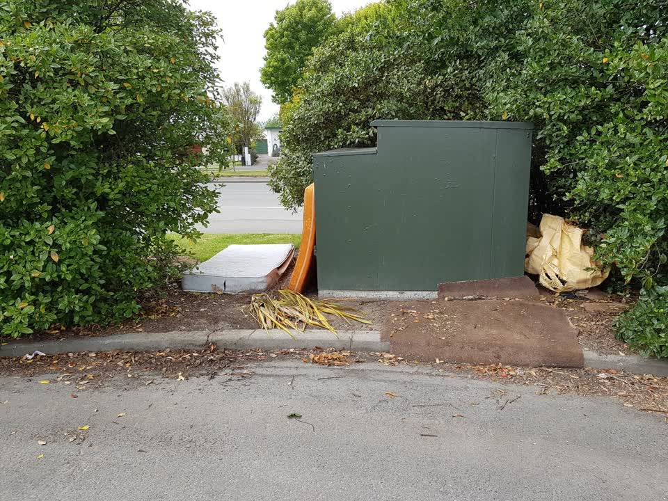The photograph attached to this rubbish/recycling report