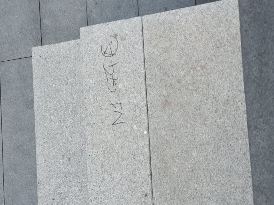 The photograph attached to this graffiti report