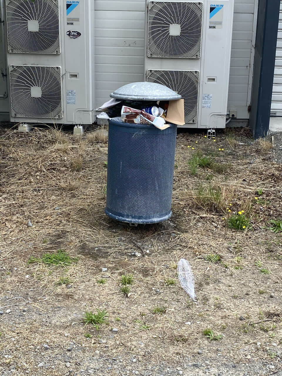 The photograph attached to this rubbish/recycling report