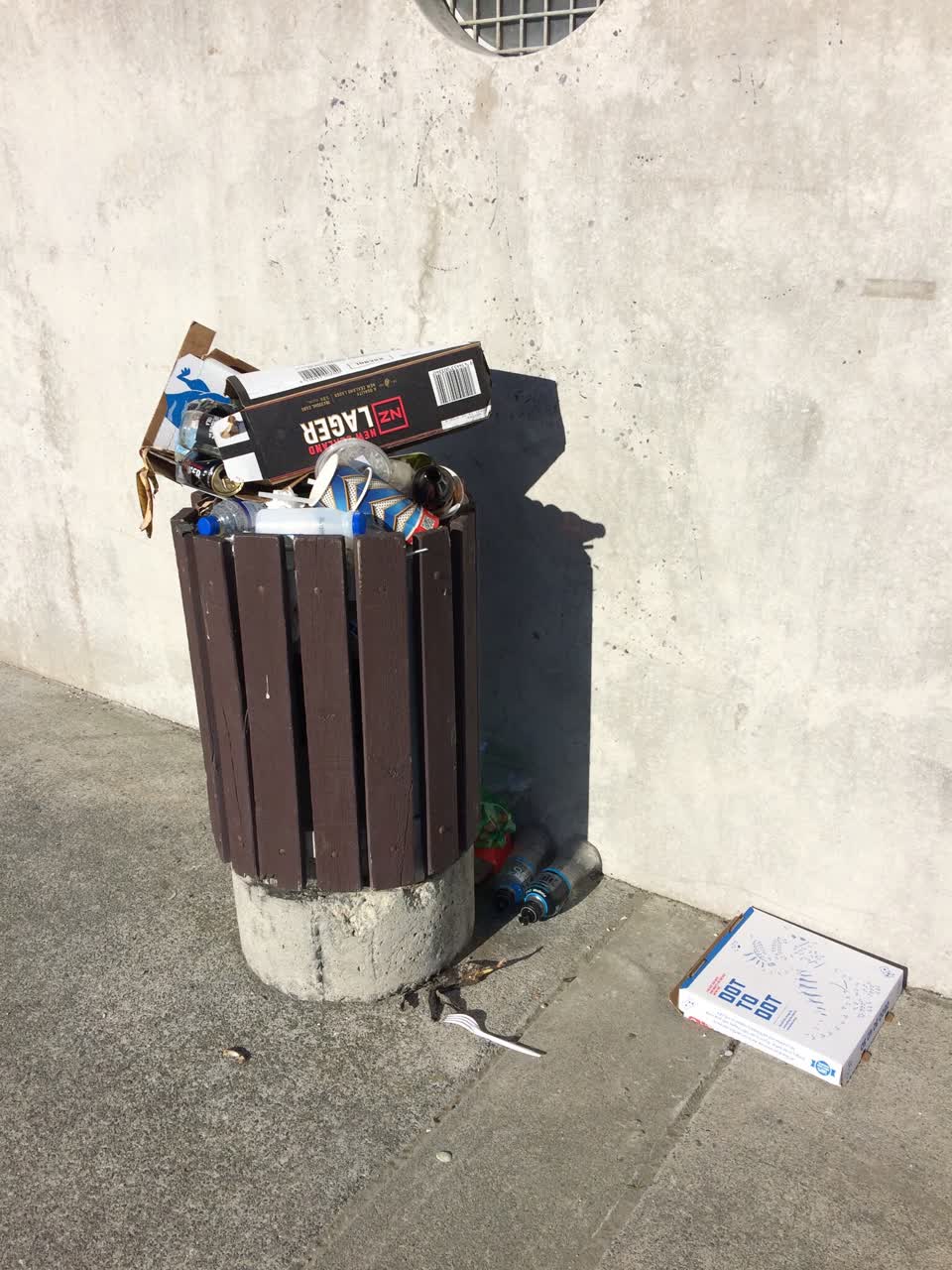 The photograph attached to this rubbish/recycling report