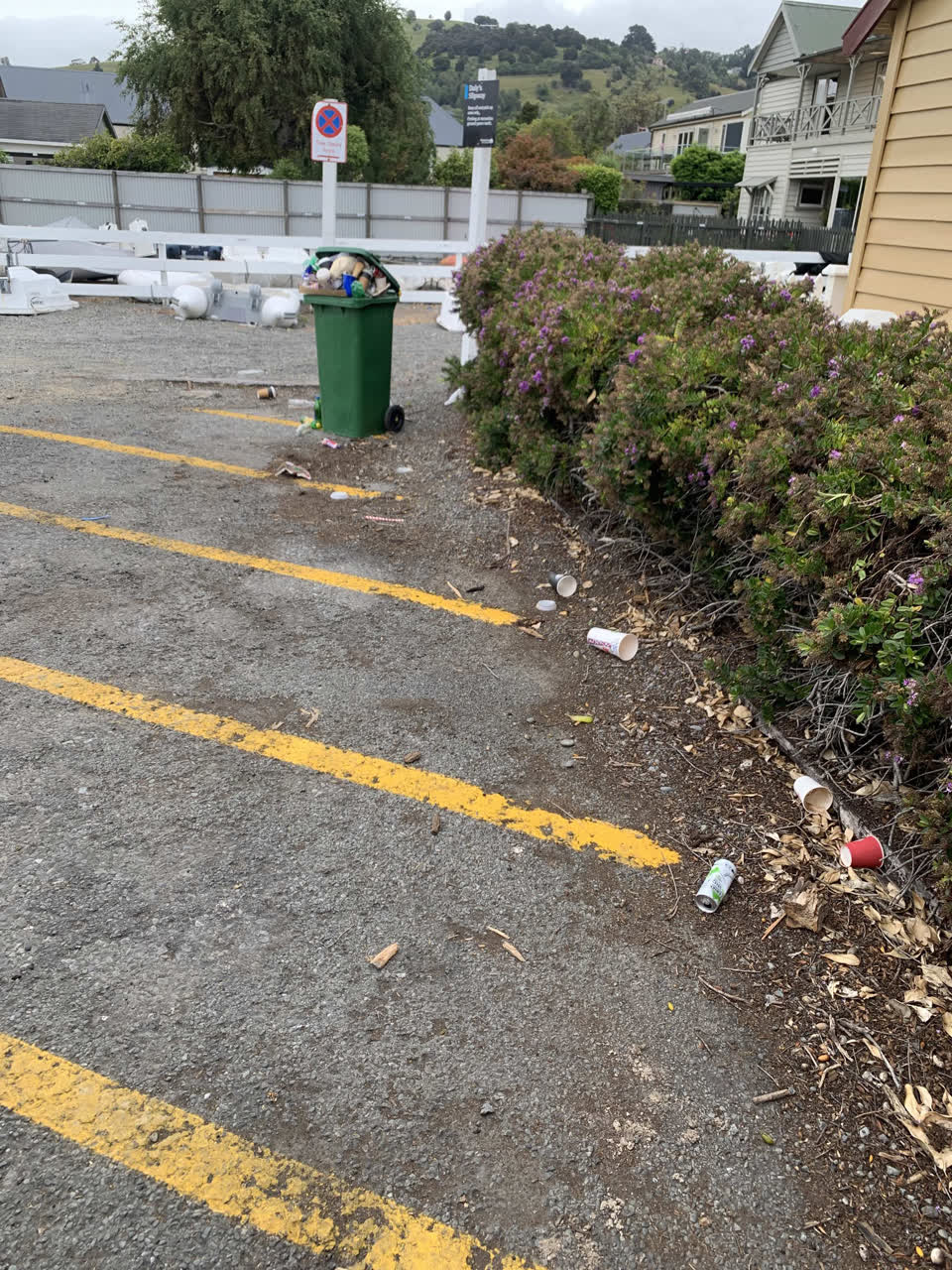The photograph attached to this rubbish/recycling report