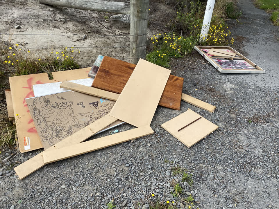 The photograph attached to this rubbish/recycling report
