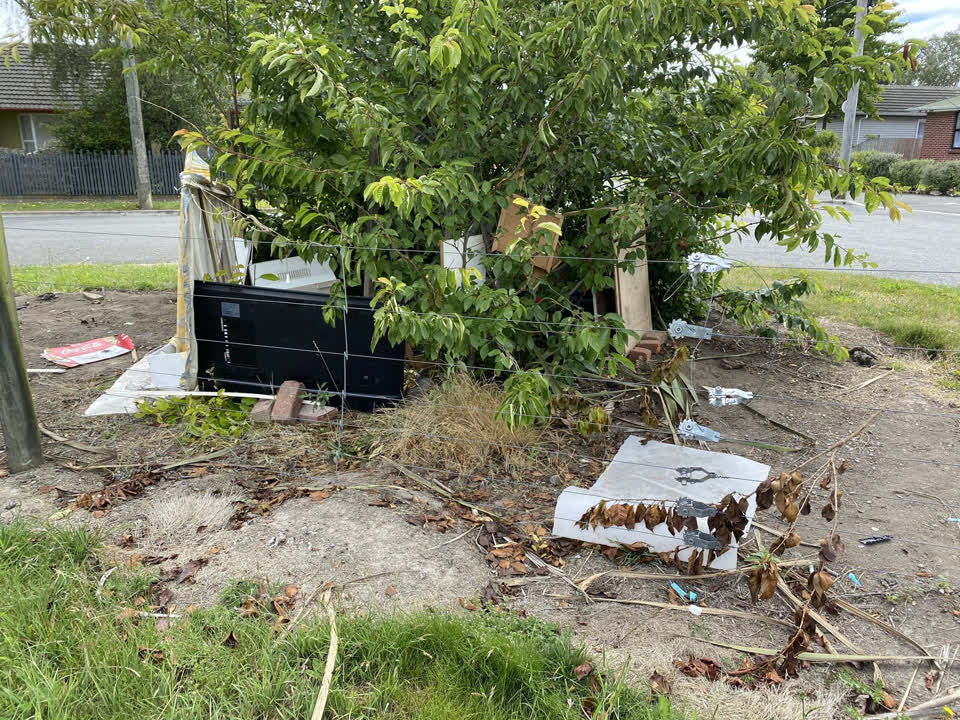 The photograph attached to this rubbish/recycling report