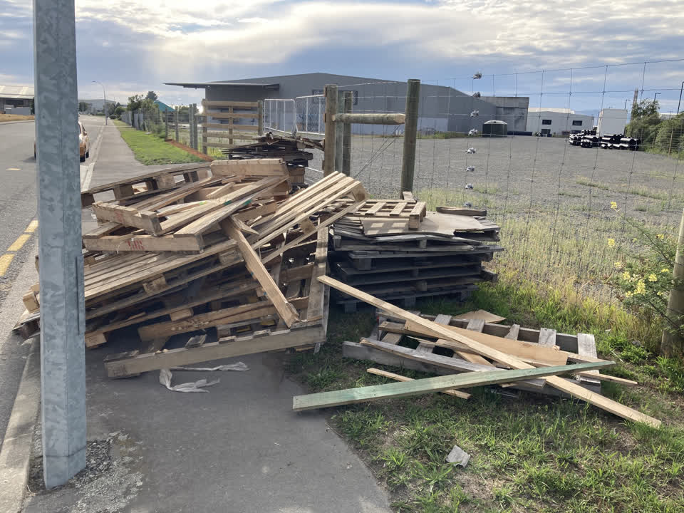 The photograph attached to this rubbish/recycling report
