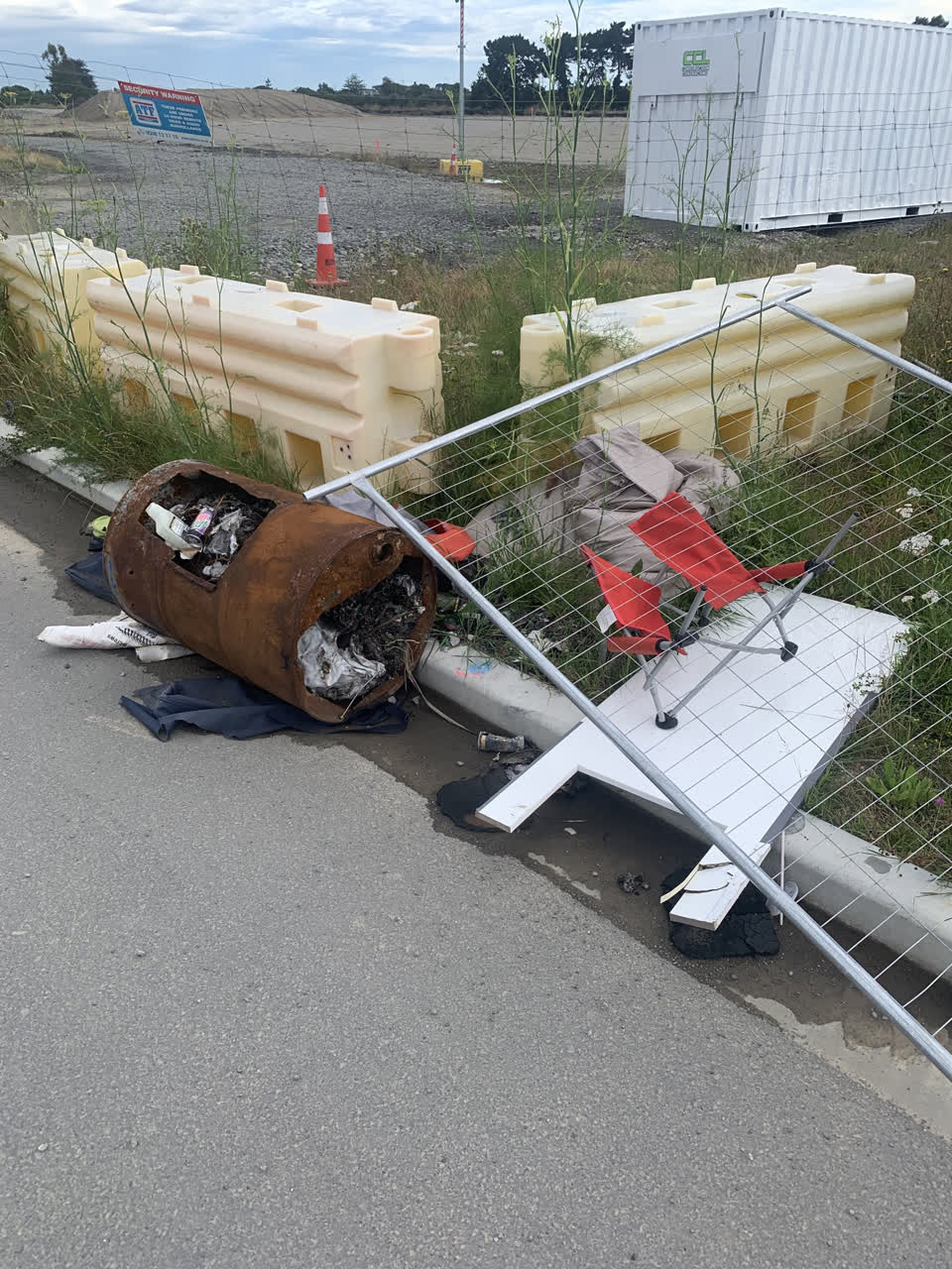 The photograph attached to this rubbish/recycling report