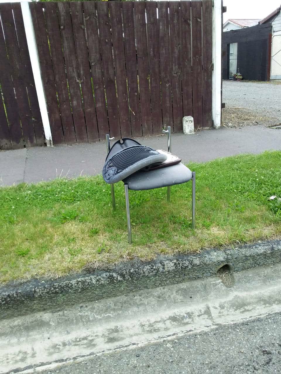 The photograph attached to this rubbish/recycling report