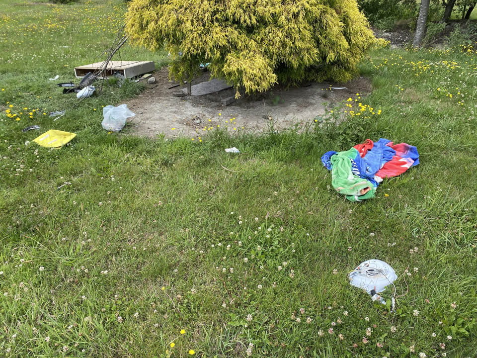 The photograph attached to this rubbish/recycling report