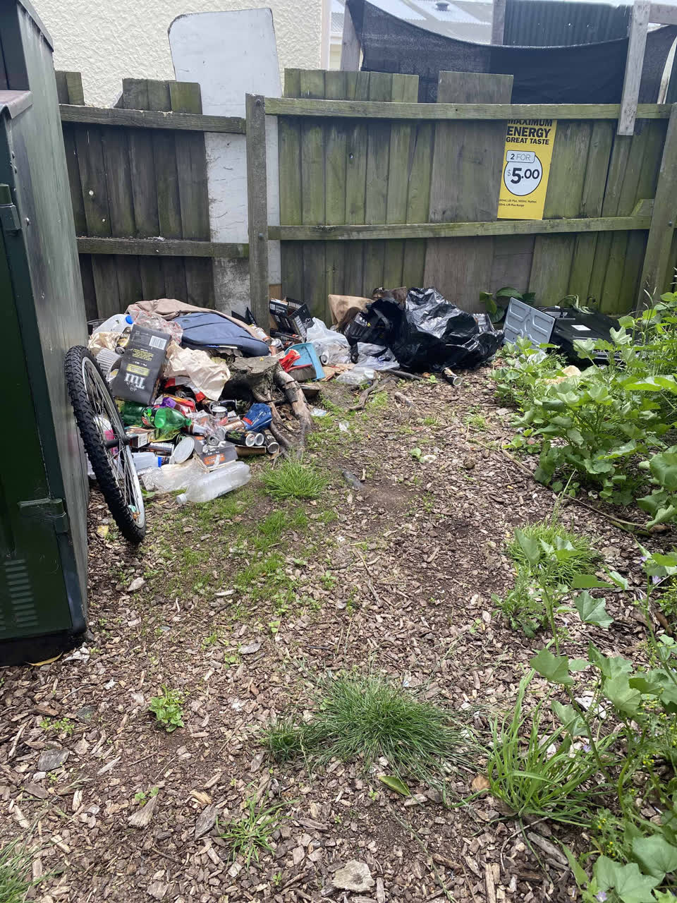 The photograph attached to this rubbish/recycling report