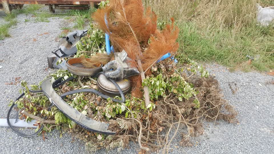 The photograph attached to this rubbish/recycling report