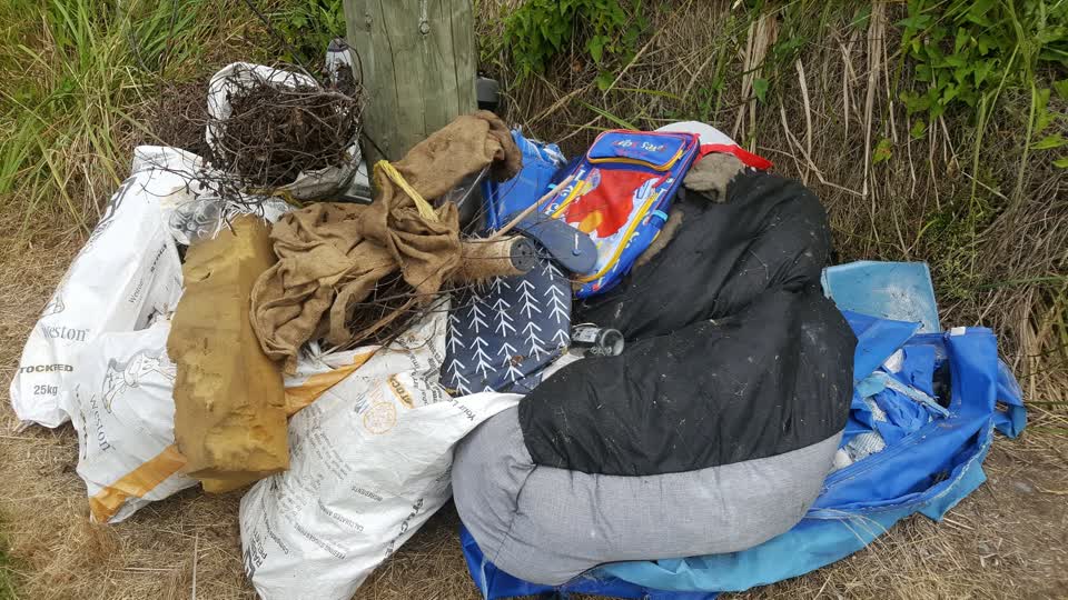 The photograph attached to this rubbish/recycling report