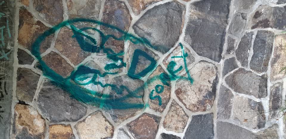 The photograph attached to this graffiti report