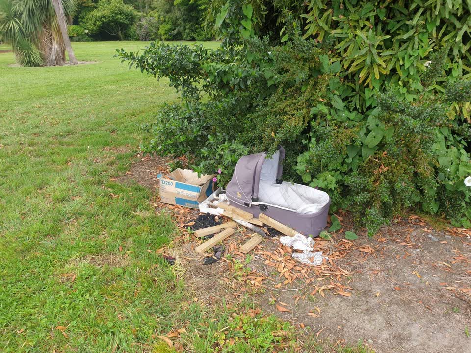 The photograph attached to this rubbish/recycling report