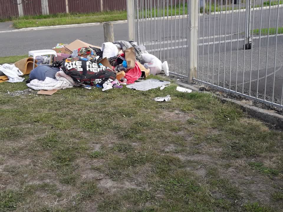The photograph attached to this rubbish/recycling report