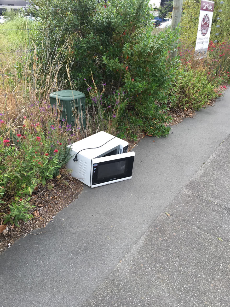 The photograph attached to this rubbish/recycling report