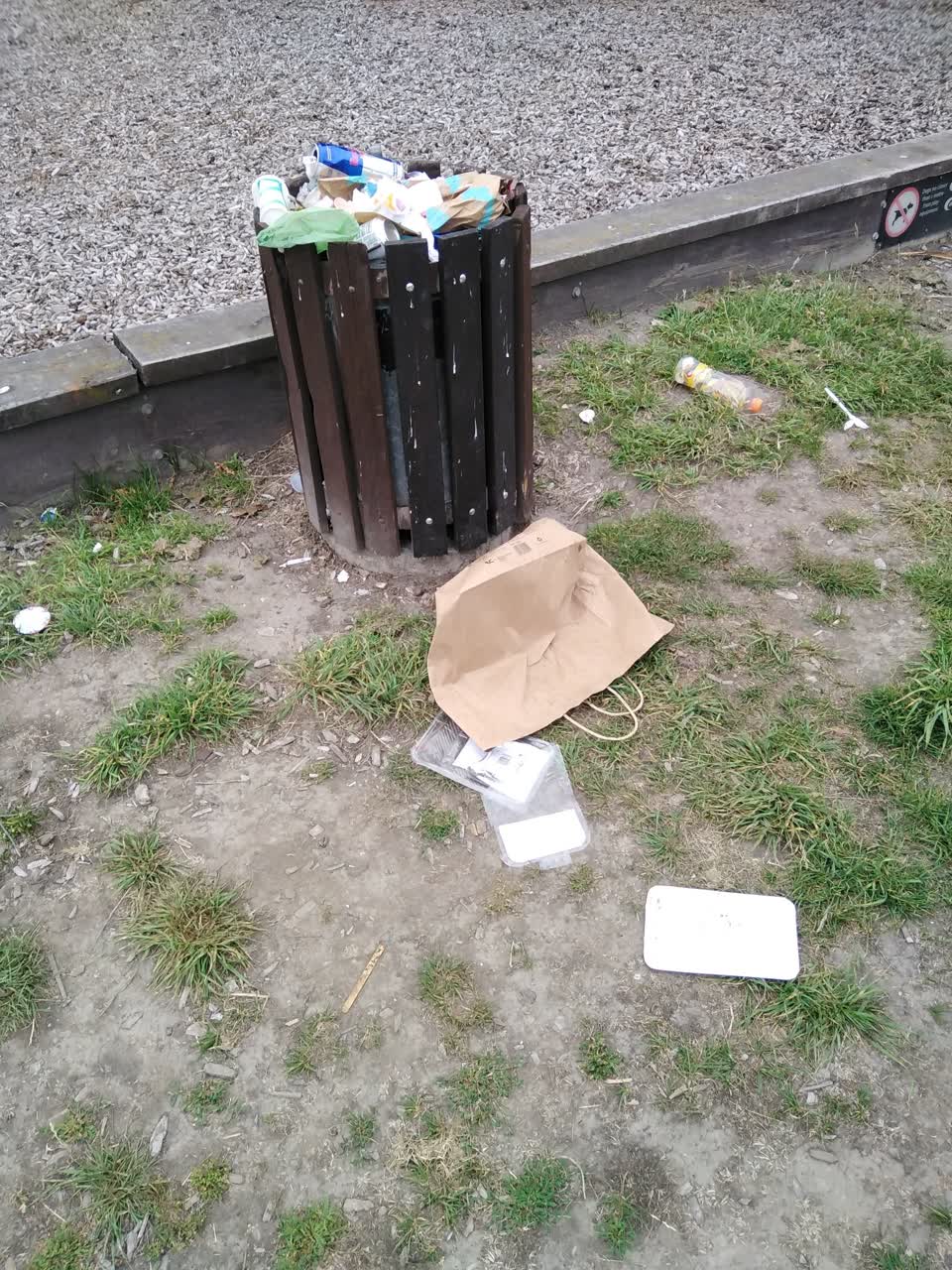 The photograph attached to this rubbish/recycling report