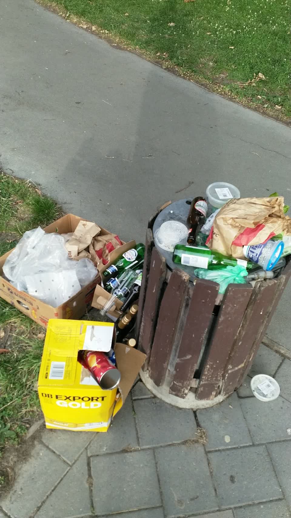 The photograph attached to this rubbish/recycling report
