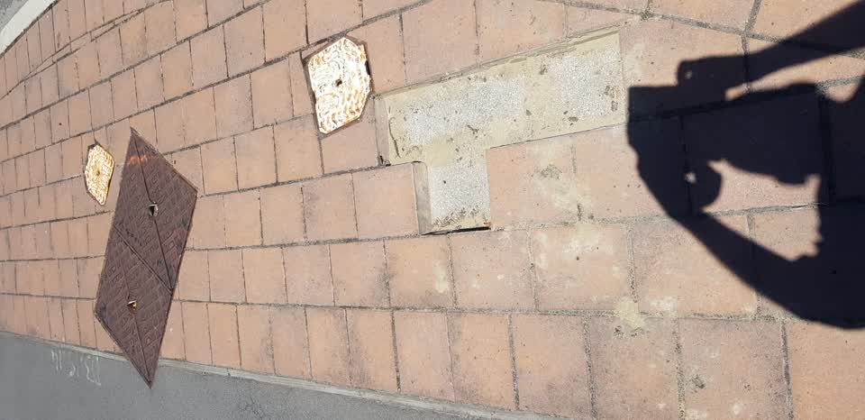 The photograph attached to this street light outage report