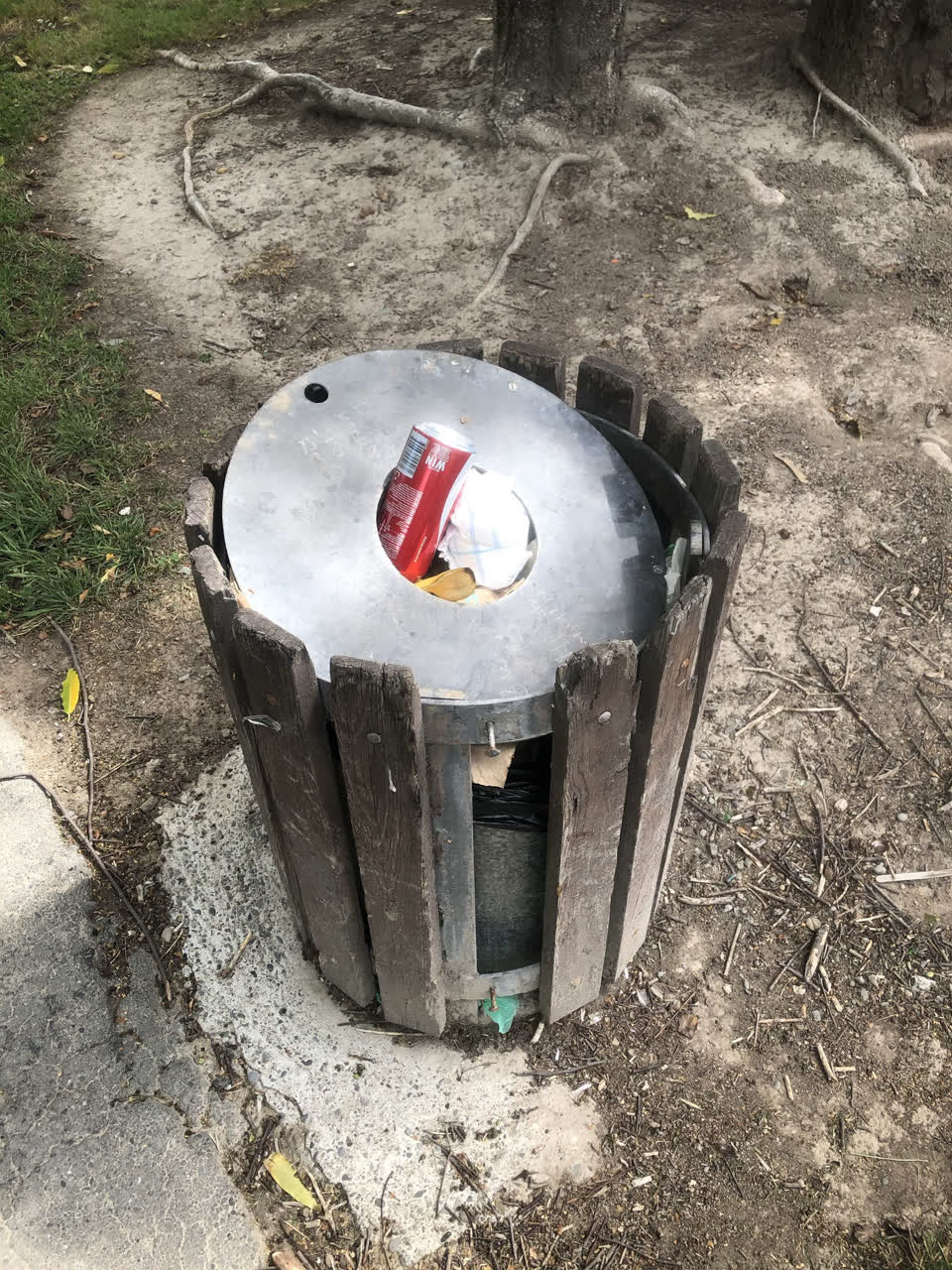 The photograph attached to this rubbish/recycling report