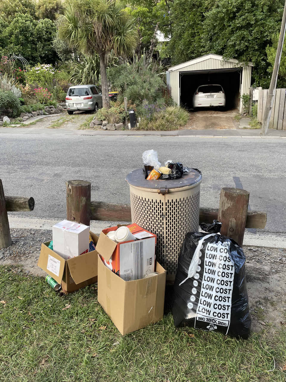 The photograph attached to this rubbish/recycling report