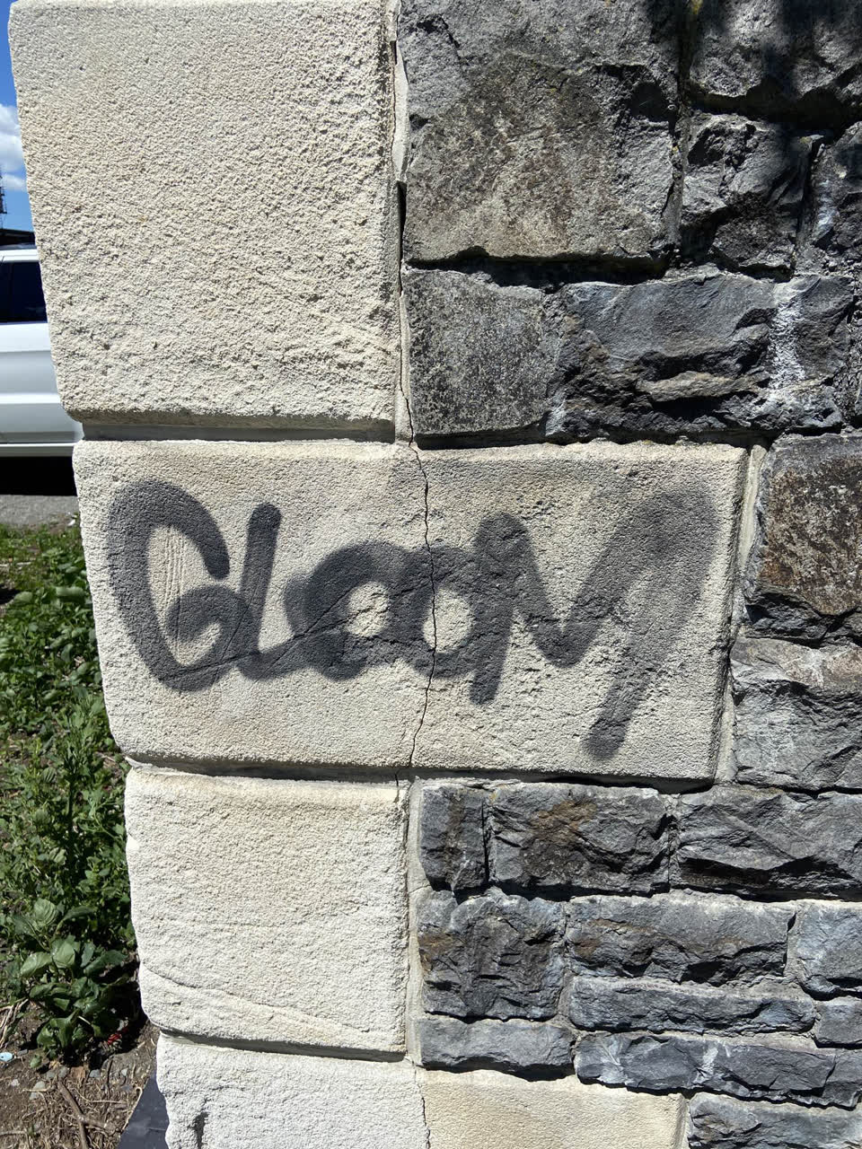 The photograph attached to this graffiti report