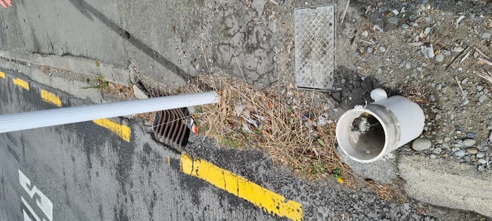 The photograph attached to this street light outage report