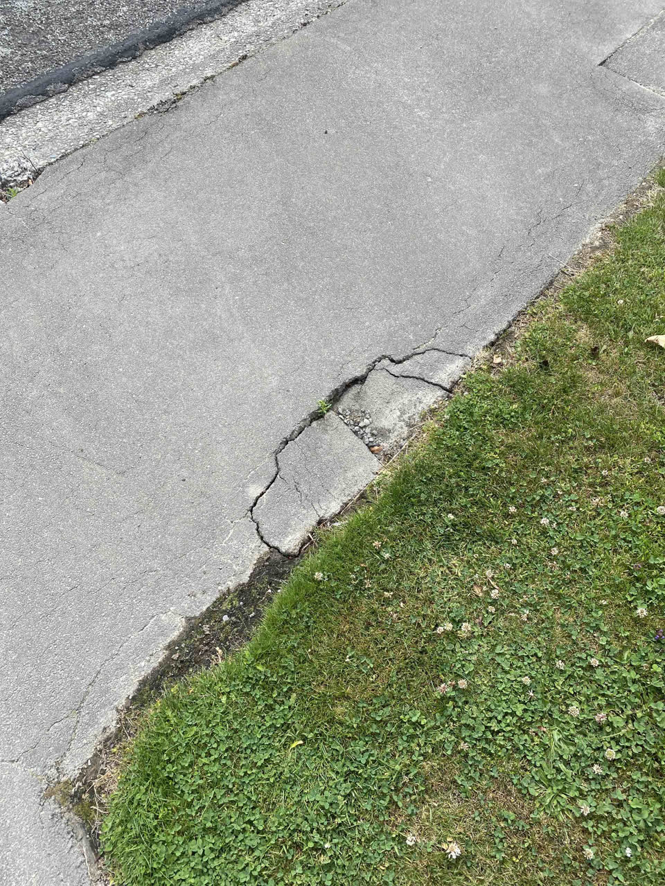 The photograph attached to this roading/streets report