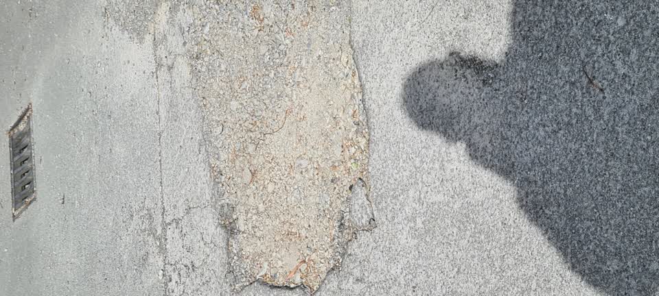 The photograph attached to this street light outage report