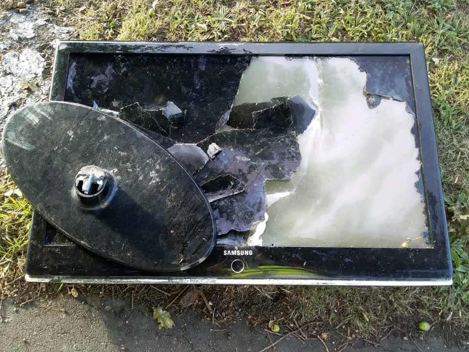The photograph attached to this rubbish/recycling report