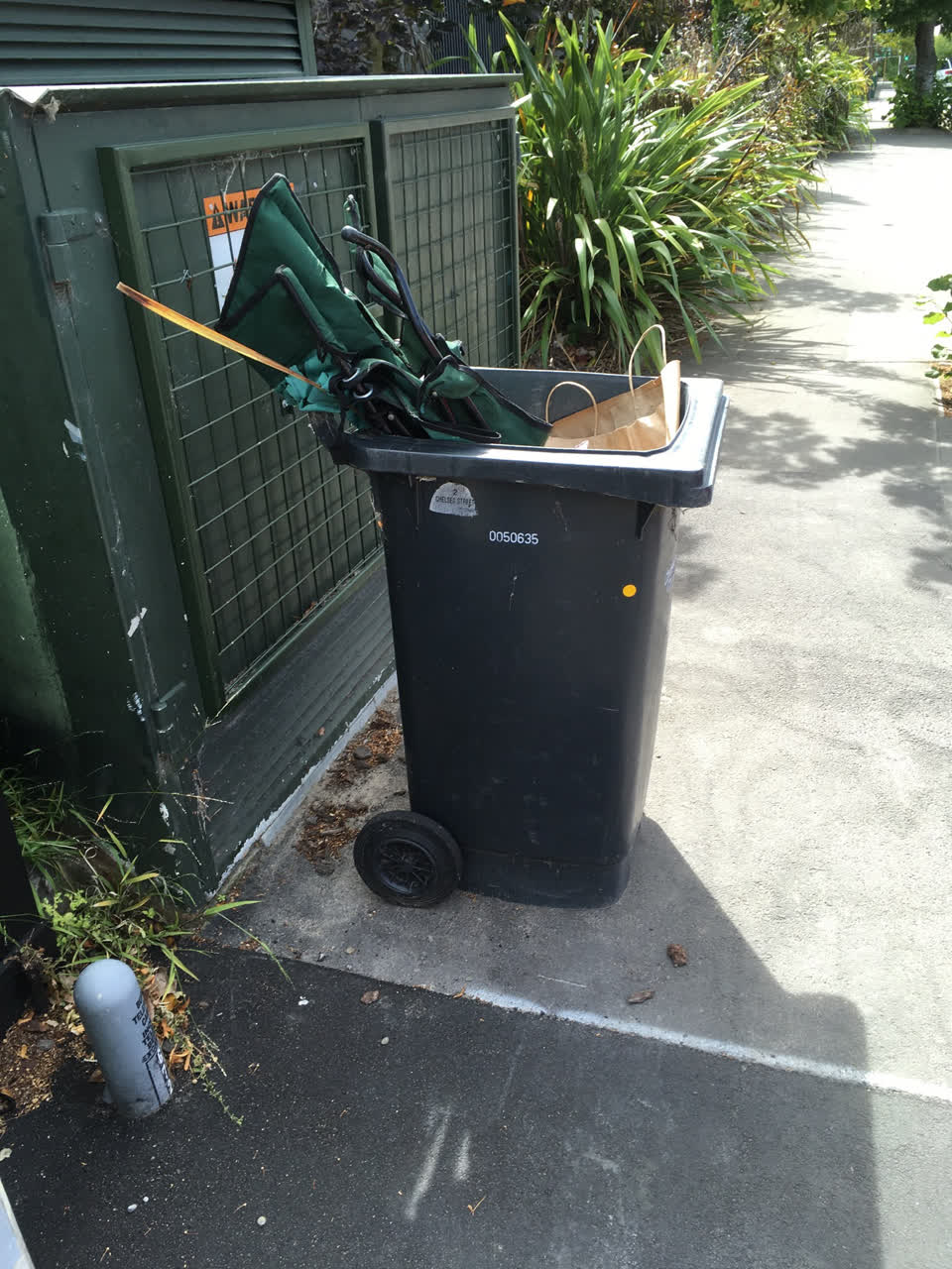 The photograph attached to this rubbish/recycling report