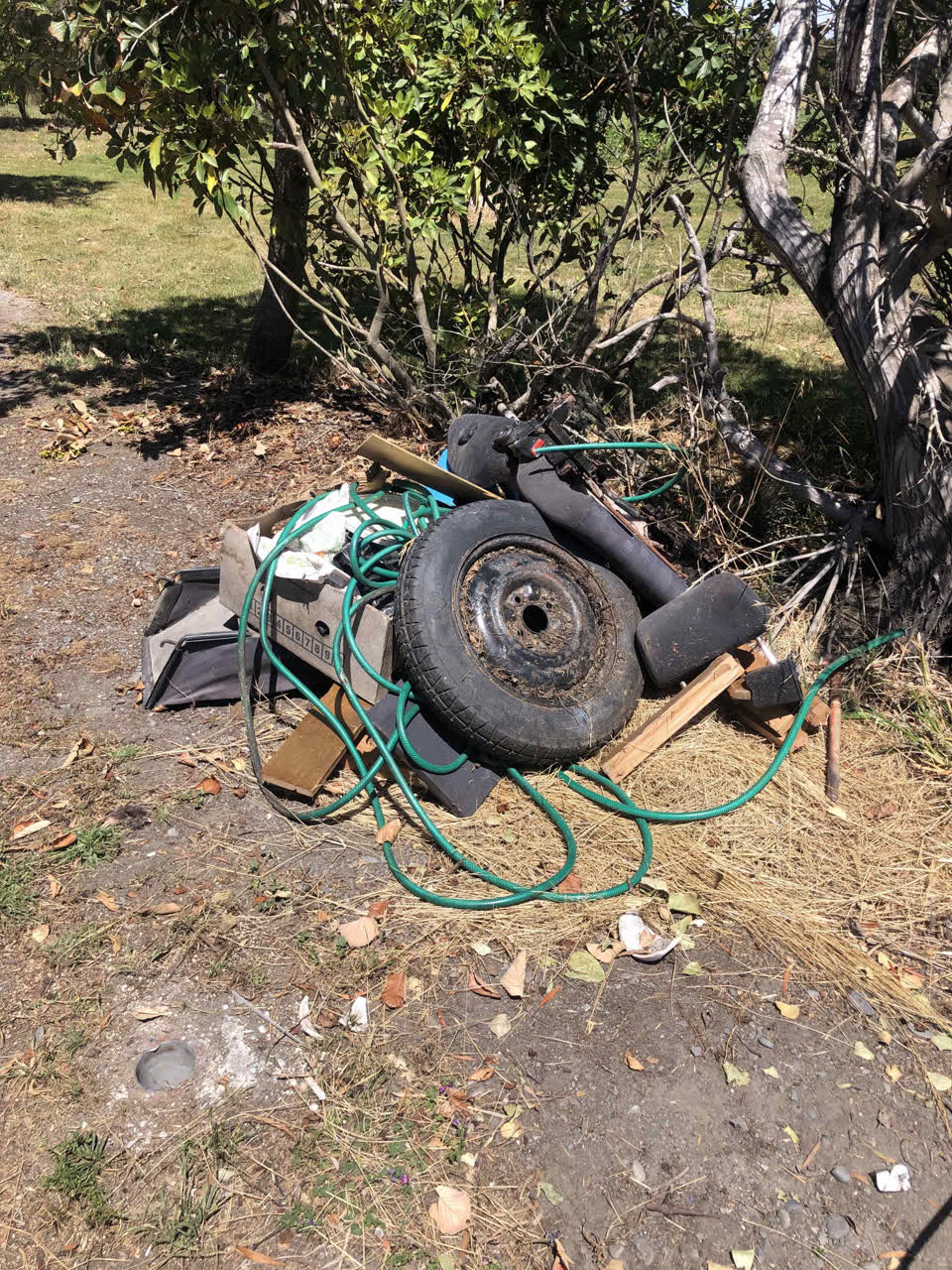 The photograph attached to this rubbish/recycling report