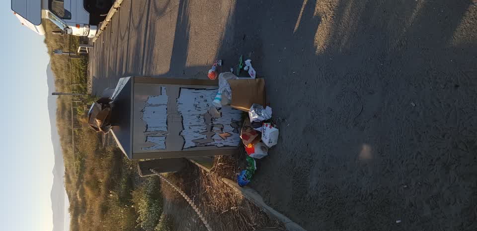 The photograph attached to this rubbish/recycling report