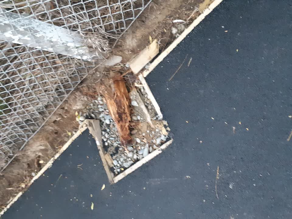 The photograph attached to this roading/streets report