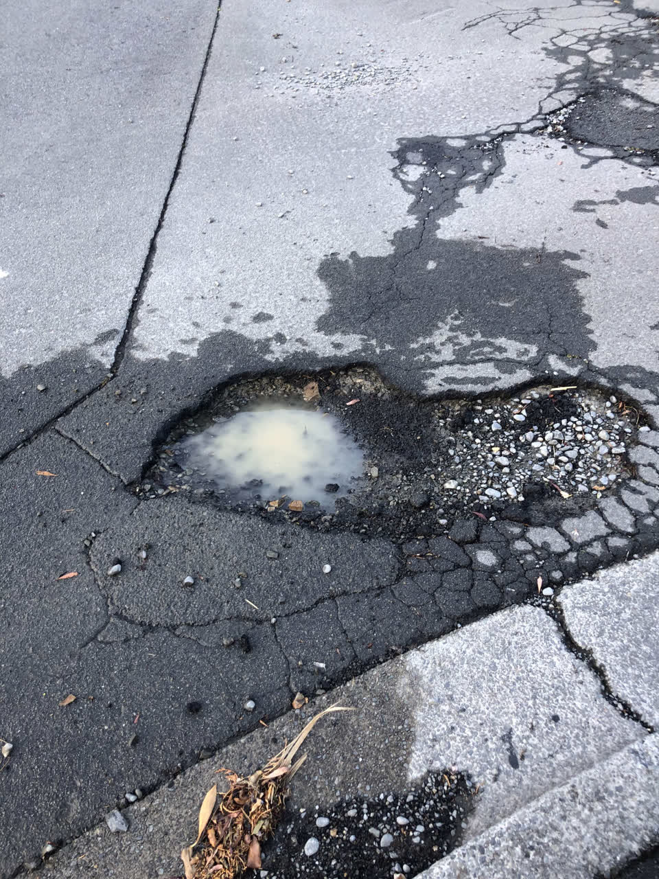 The photograph attached to this roading/streets report