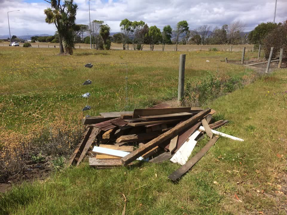The photograph attached to this rubbish/recycling report