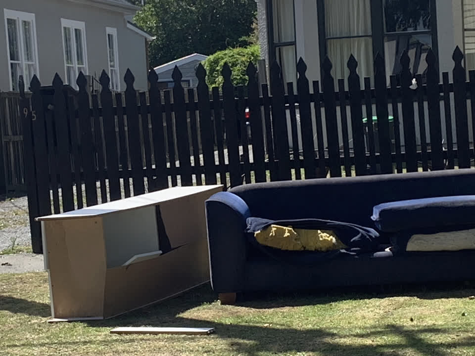 The photograph attached to this rubbish/recycling report