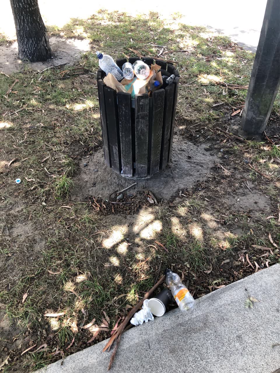 The photograph attached to this rubbish/recycling report