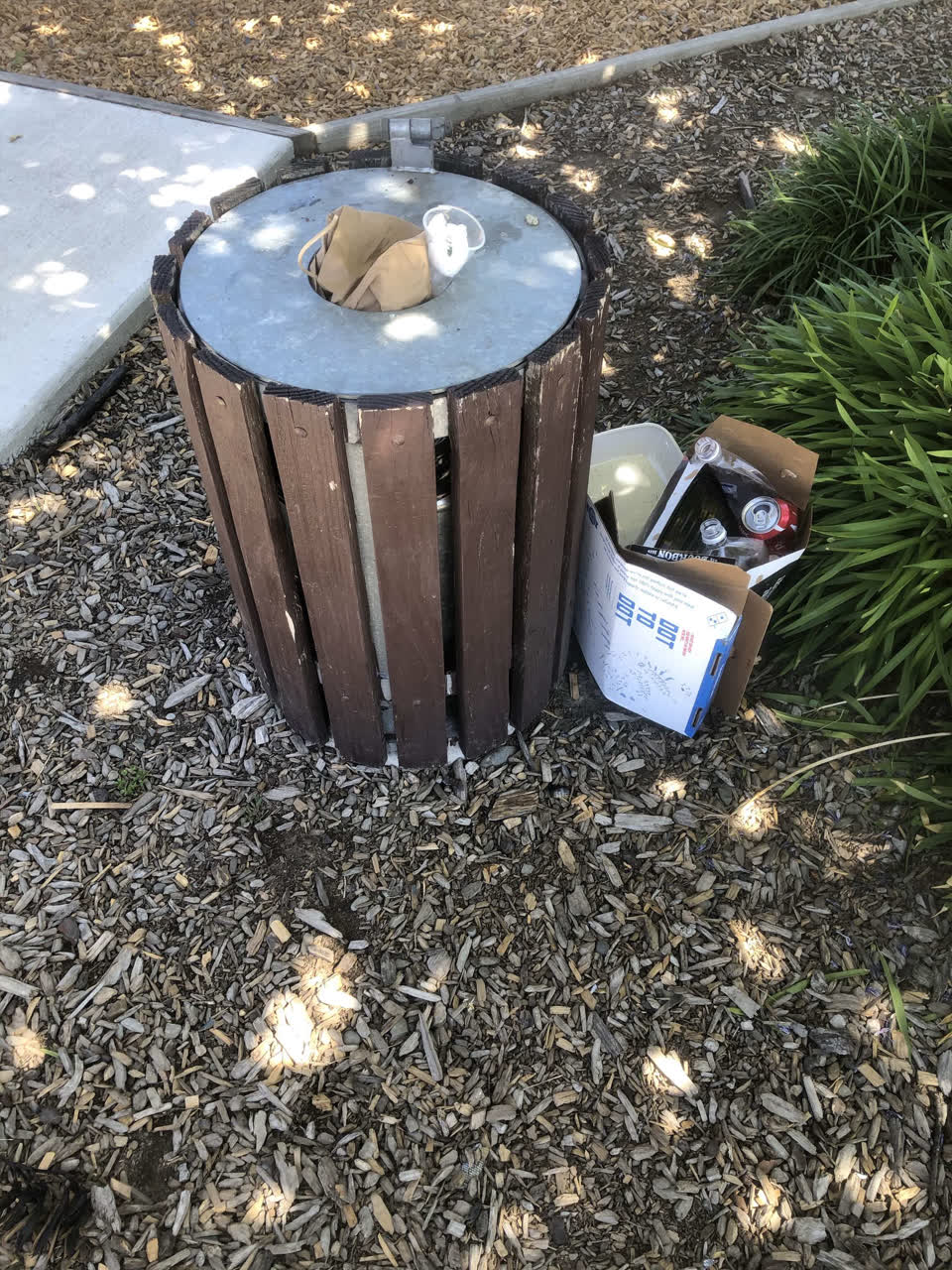 The photograph attached to this rubbish/recycling report