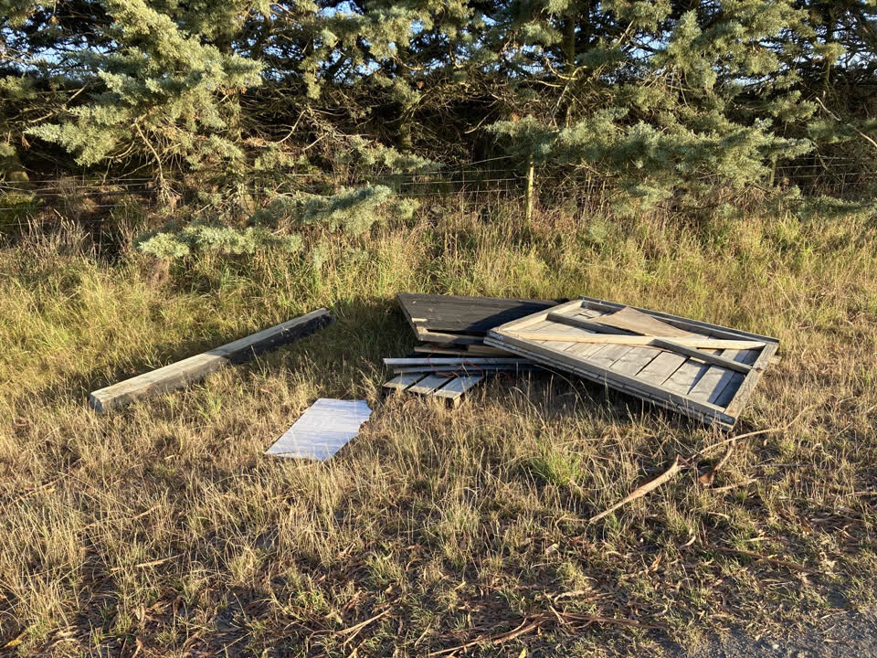 The photograph attached to this rubbish/recycling report