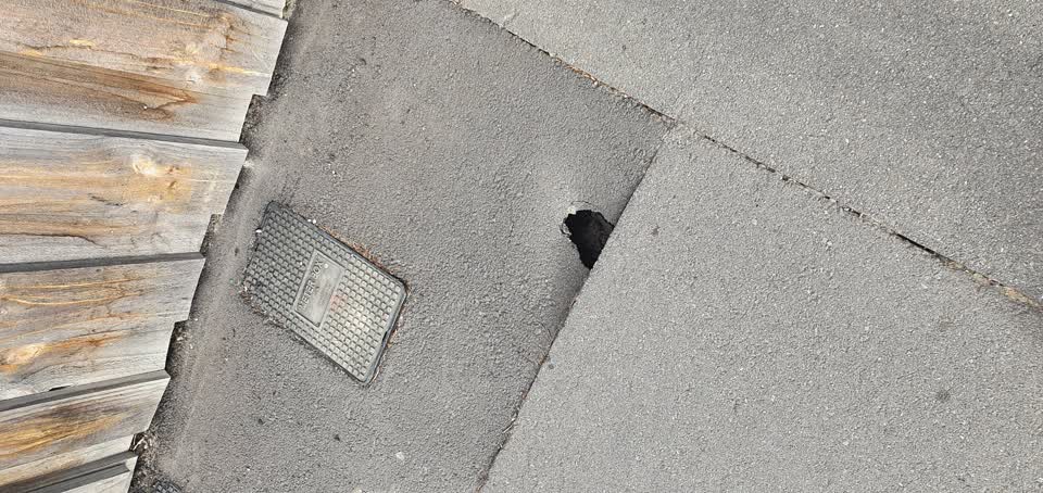 The photograph attached to this street light outage report