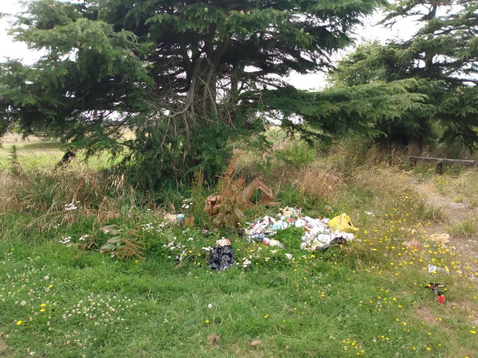 The photograph attached to this rubbish/recycling report