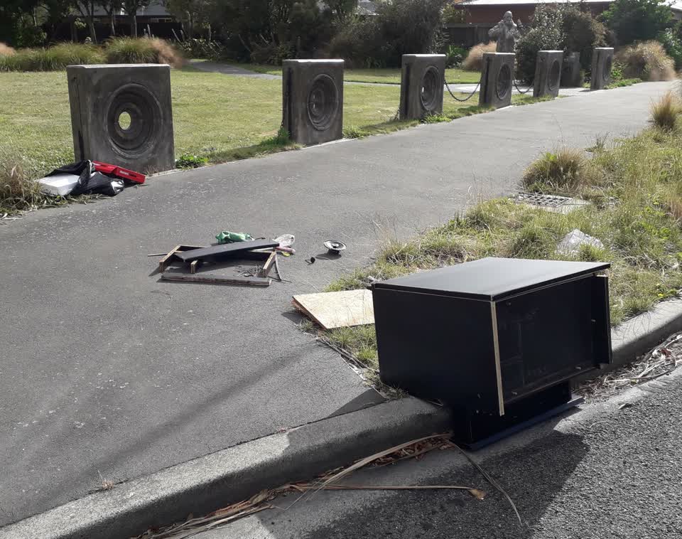 The photograph attached to this rubbish/recycling report