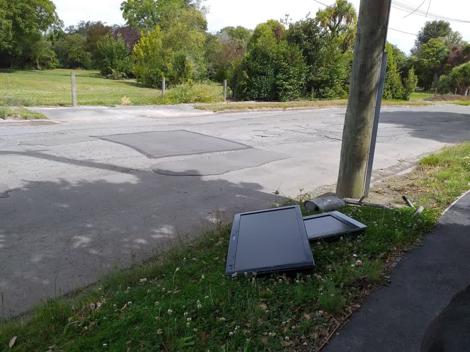 The photograph attached to this rubbish/recycling report