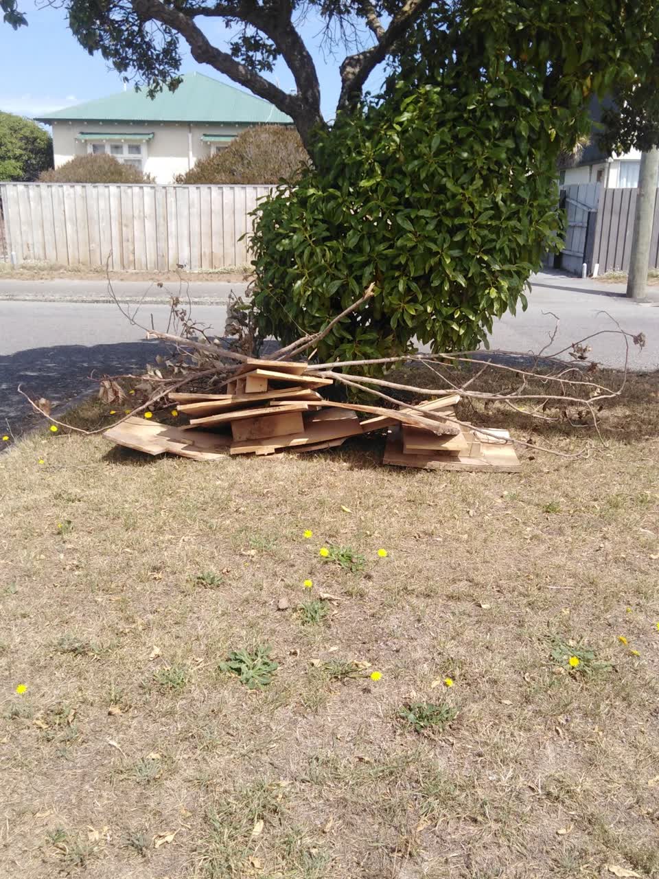 The photograph attached to this rubbish/recycling report