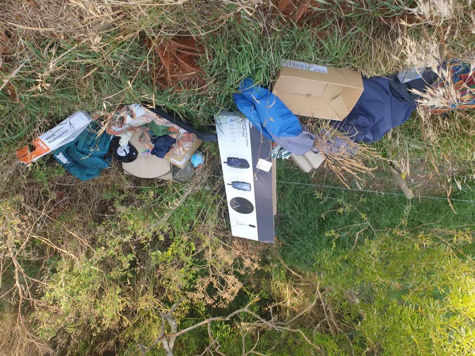 The photograph attached to this rubbish/recycling report