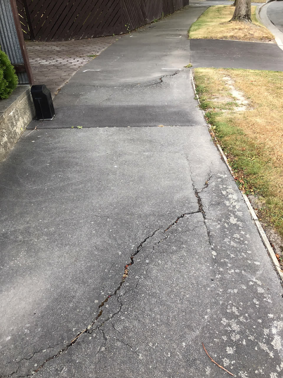 The photograph attached to this roading/streets report
