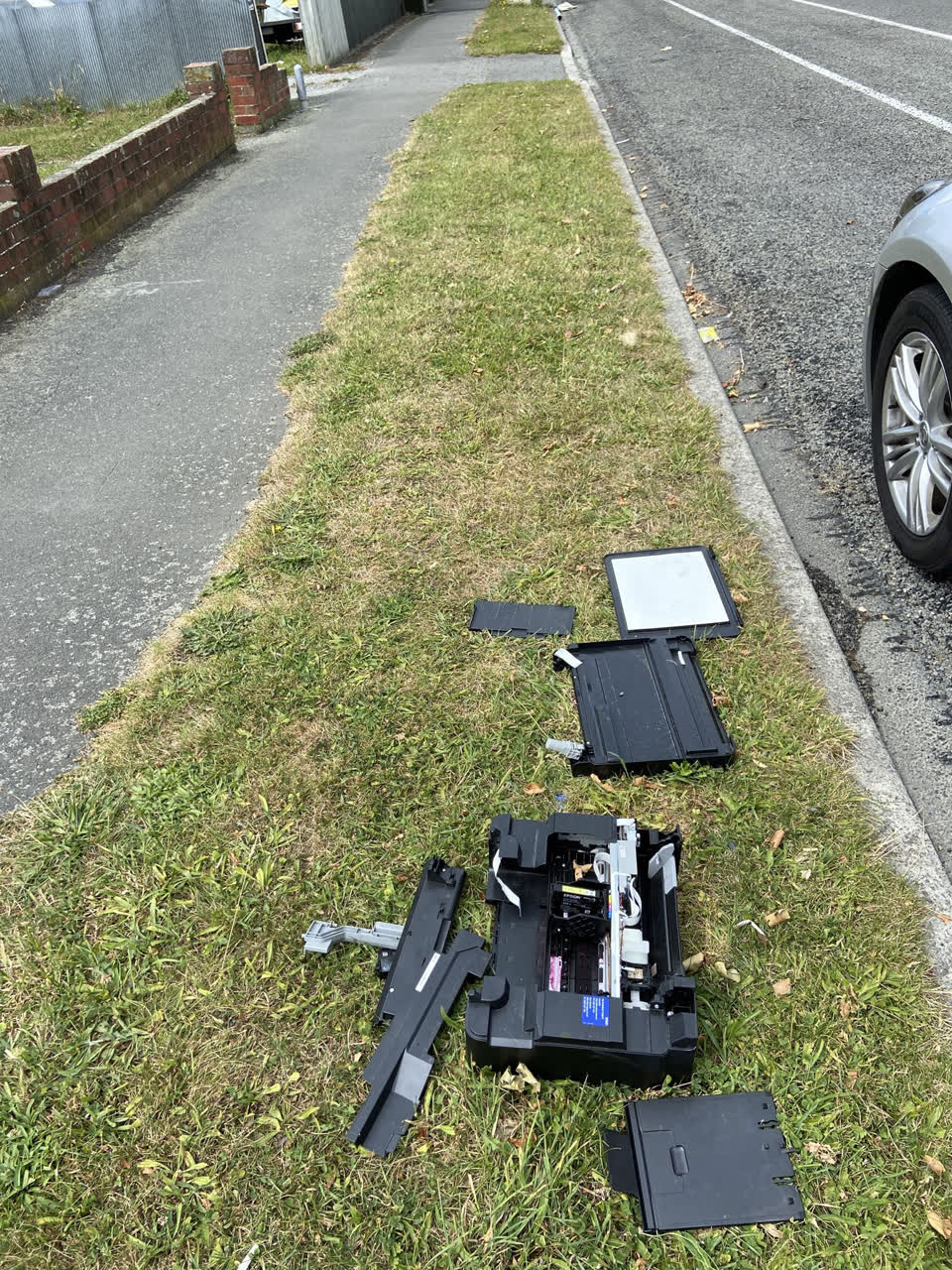The photograph attached to this rubbish/recycling report