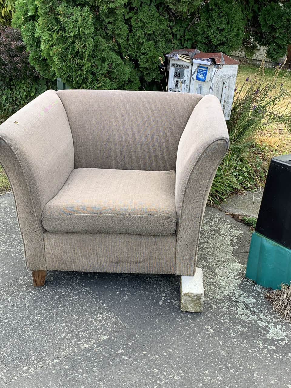 The photograph attached to this rubbish/recycling report