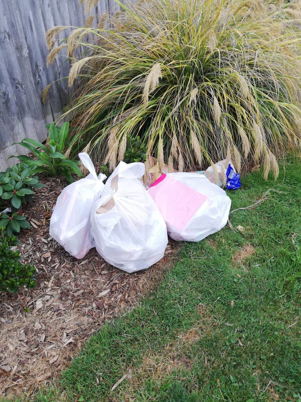 The photograph attached to this rubbish/recycling report