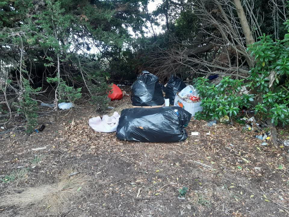 The photograph attached to this rubbish/recycling report