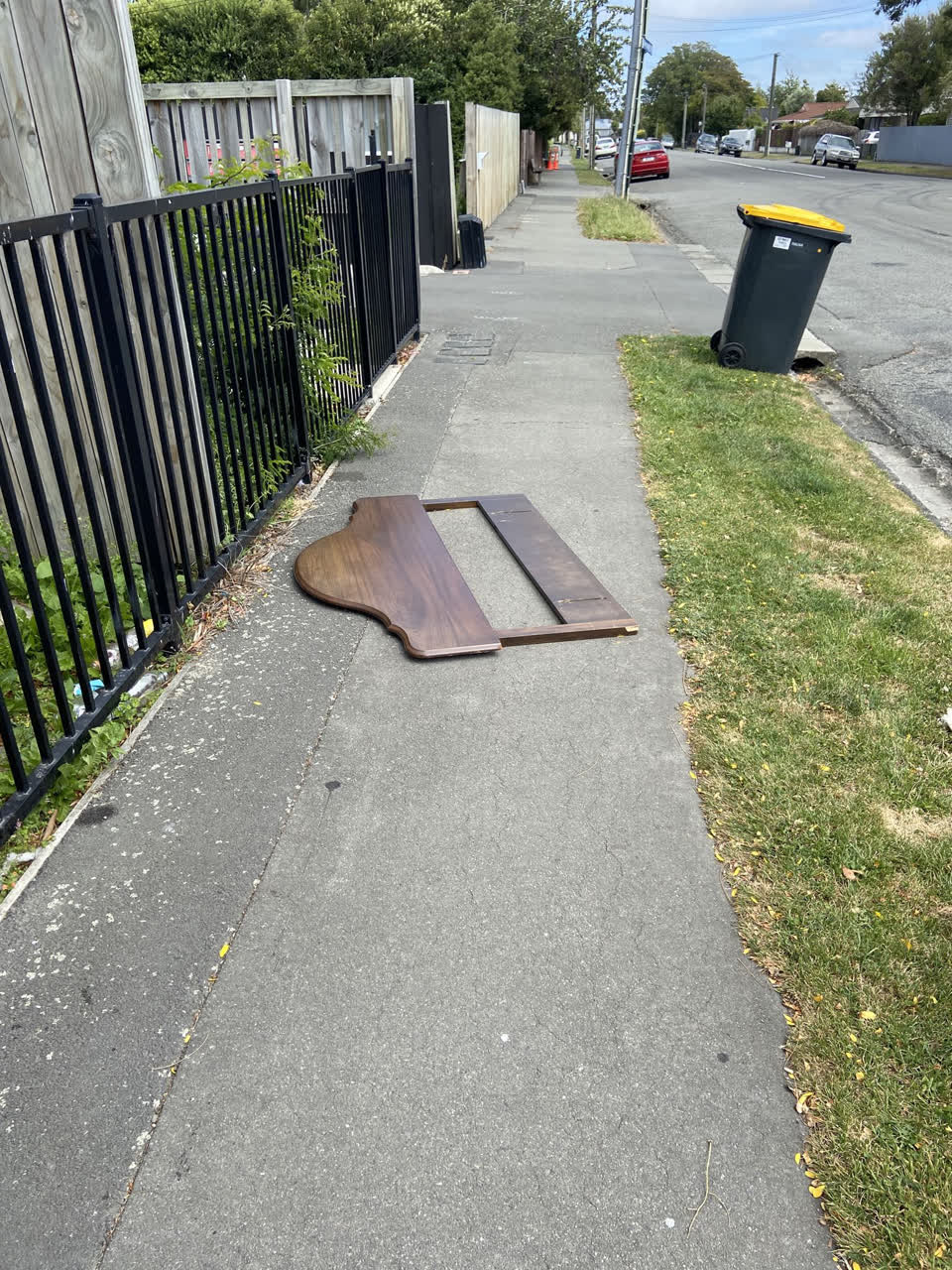 The photograph attached to this rubbish/recycling report